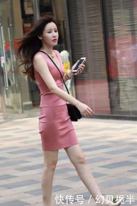  【尽显】街拍：图6浅色的毛大衣搭配上修身长裤，尽显优雅高贵气质！
