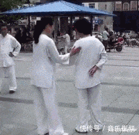 「孩子」搞笑GIF趣图:妹子,请你放开那孩子,有什么事冲我来