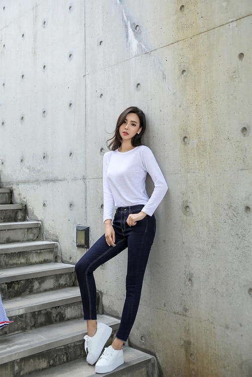 紧身牛仔裤这么搭配才好看，尽显随性洒脱的帅气！