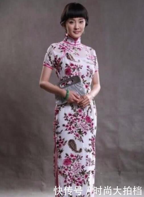 30岁赵丽颖穿旗袍，33岁戚薇穿旗袍，网友：杨幂是来搞笑的吧？