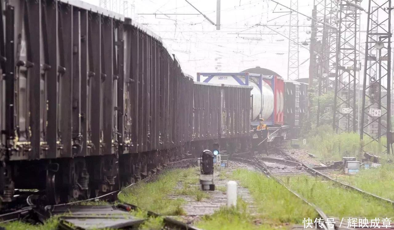 实拍亚洲最大的铁路编组站，一百多条轨道，走错一条就是灾难