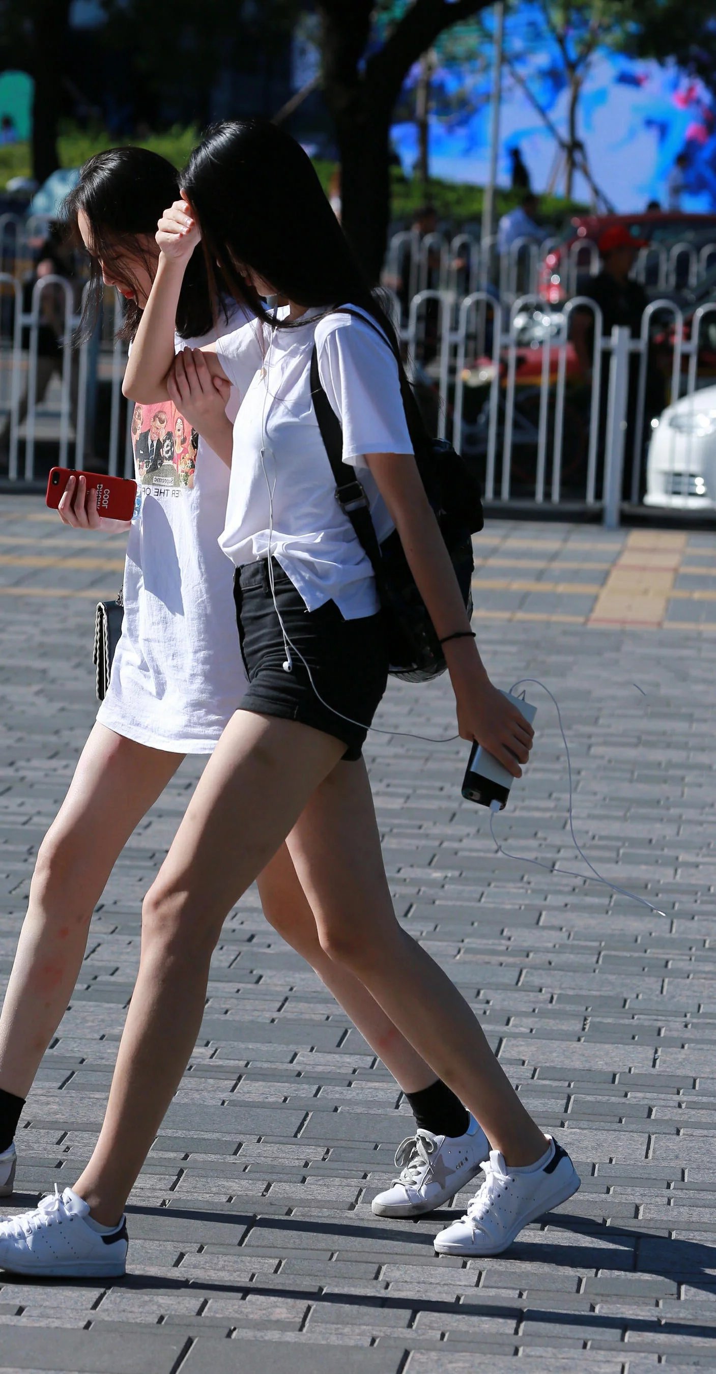 气质小姐姐牛仔短裤大秀恨天高美腿