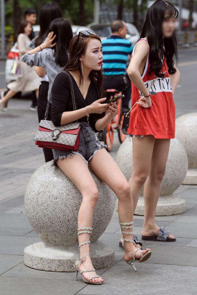 街拍：短裤穿出凸凹, 秀出性感!