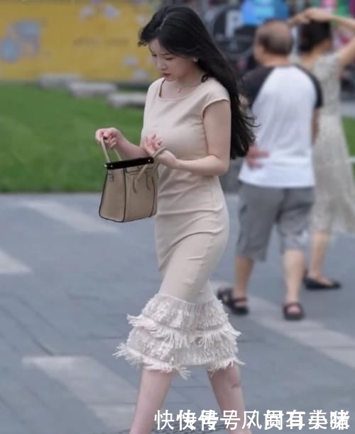 「女人」裸色流苏连衣裙,大气又端庄,彰显出东方女人的成熟气息