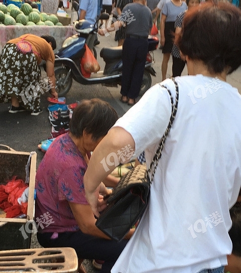  「嘉兴」作孽！嘉兴某小区旁的自发摊位摆的乱七八糟 居民怨声四