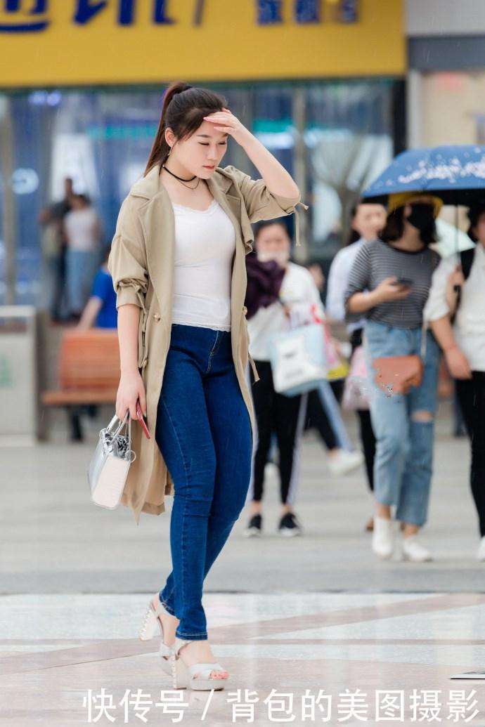 路人街拍,图二中的时尚辣妈选择了紧身裤加高跟鞋,大长腿很迷人