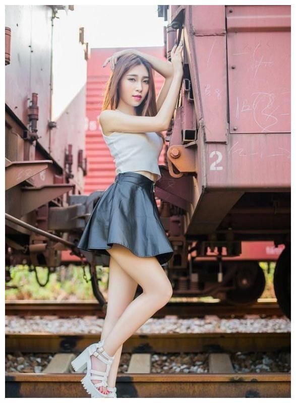 街拍：图1白嫩文静，图3美艳端丽，图8看了令人心跳加速