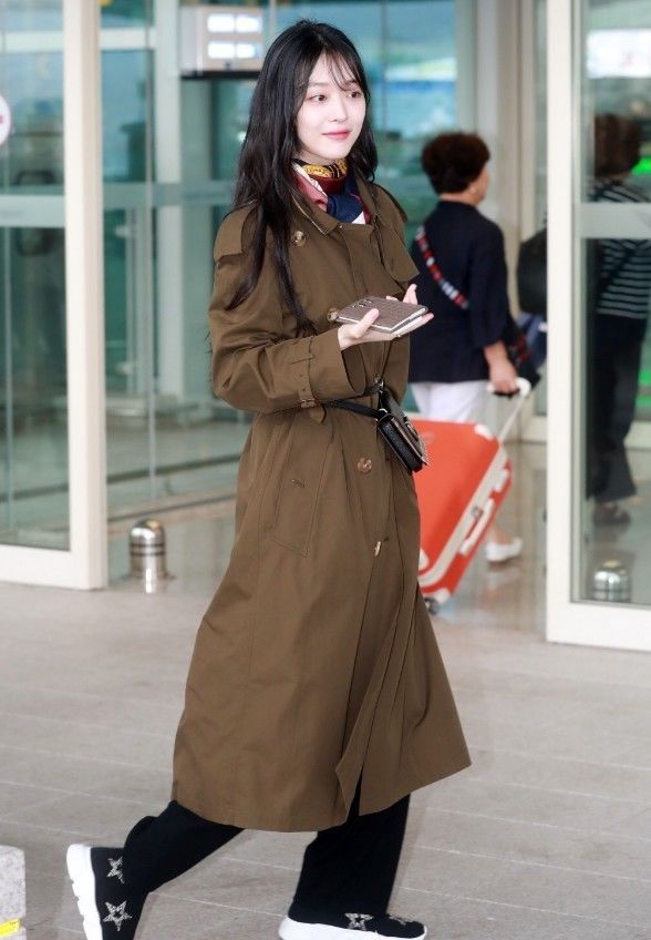 韩国女星崔雪莉真会玩，竟把单肩包做腰带来用，意外时尚到爆