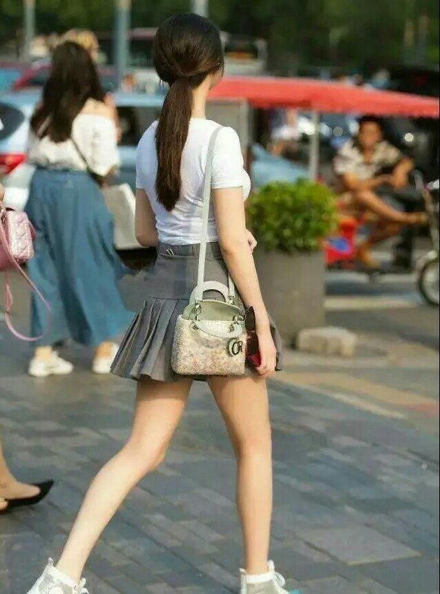 街拍美女:这条短裙能征服多少人。。。。
