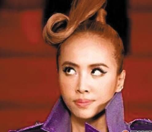 张卫健给粉丝送自拍福利，却是因为造谣者，老实说你是不是美颜了