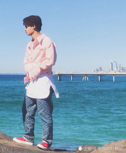 易烊千玺黄明昊仗着身材好胡乱搭配衣服，网友：穿衣打扮如锯腿