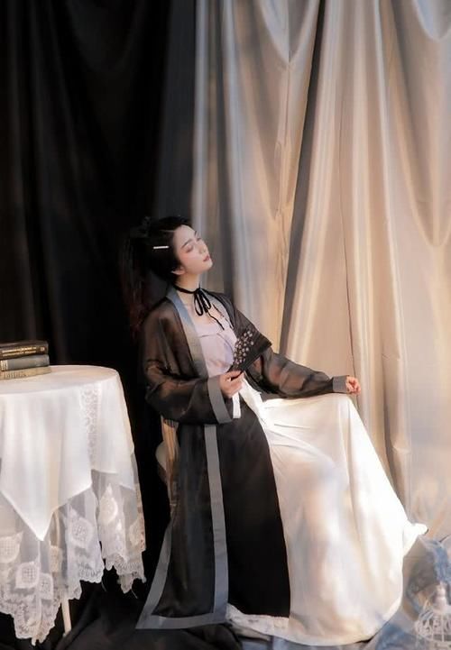 「会给人一」纯色汉服越来越抢风头,有些人就喜欢这样穿,最后一套还防走光