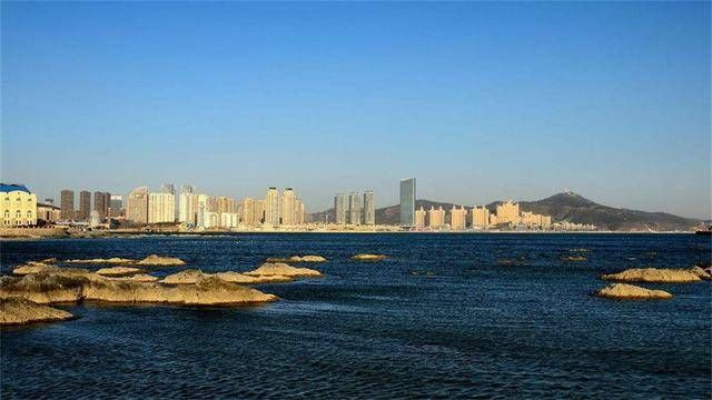 【位于】位于东北的一座城市，城市中大部分都说山东话，而不说东北话