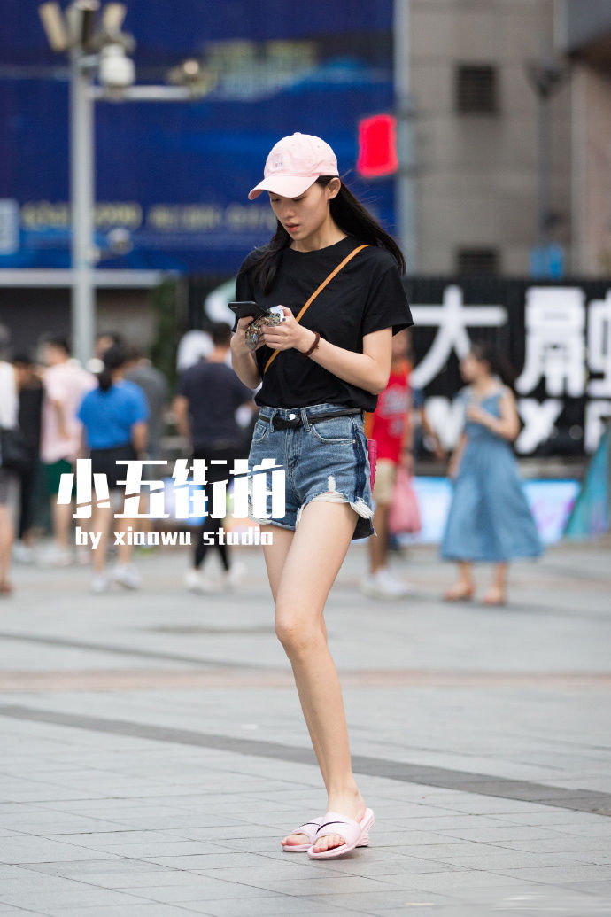 街拍:秋天的简约清新的穿搭指南,展示出自然的美!