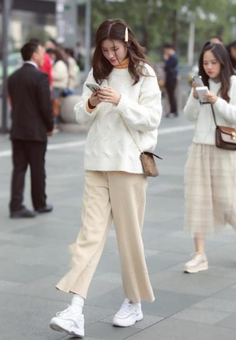  『短袖』街拍：美女身穿黑色的短袖，搭配着天蓝色的牛仔裤，很完美