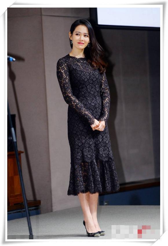 当孙艺珍穿印花裙撞衫迪丽热巴，网友：终于相信微胖才是最美身材