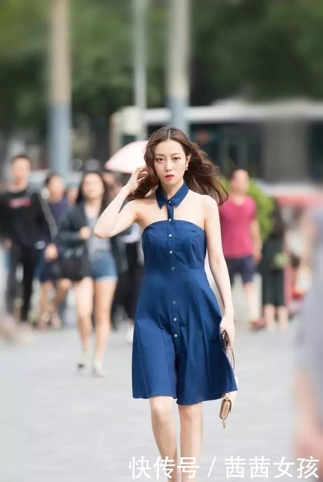  [气质]街拍：美女个性复古的牛仔短裙搭配一双高跟鞋，十分的气质时尚