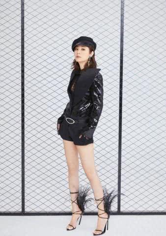 戚薇林心如撞鞋，但是她们的腿亮了，网友：这是假腿吗