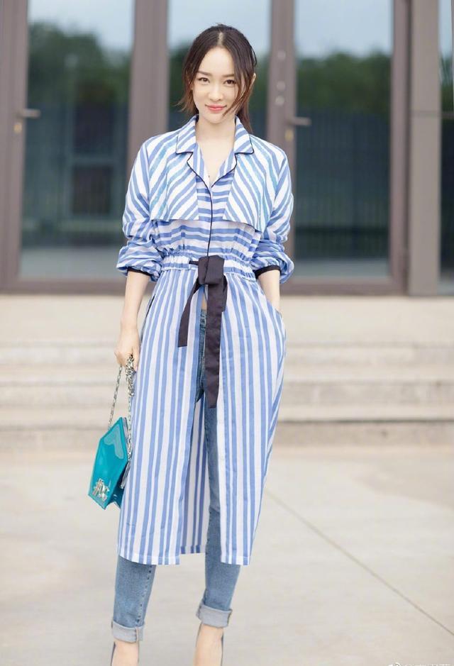 霍思燕身穿条纹衬衫+牛仔裤,气场全开,网友:15cm高跟鞋太抢镜