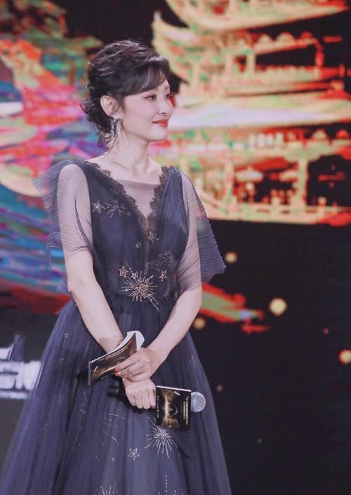 『成熟女性』著名主持人“周涛”真会穿,扎丸子头搭配蕾丝裙减龄时髦,美腻了