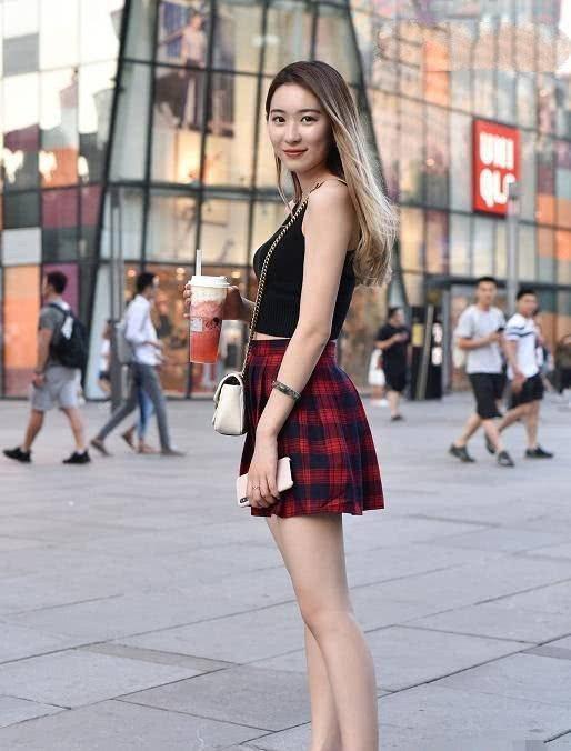 【皮靴】街拍:帅气的西装搭配皮裙皮靴,优雅大气彰显端庄婉约的魅力