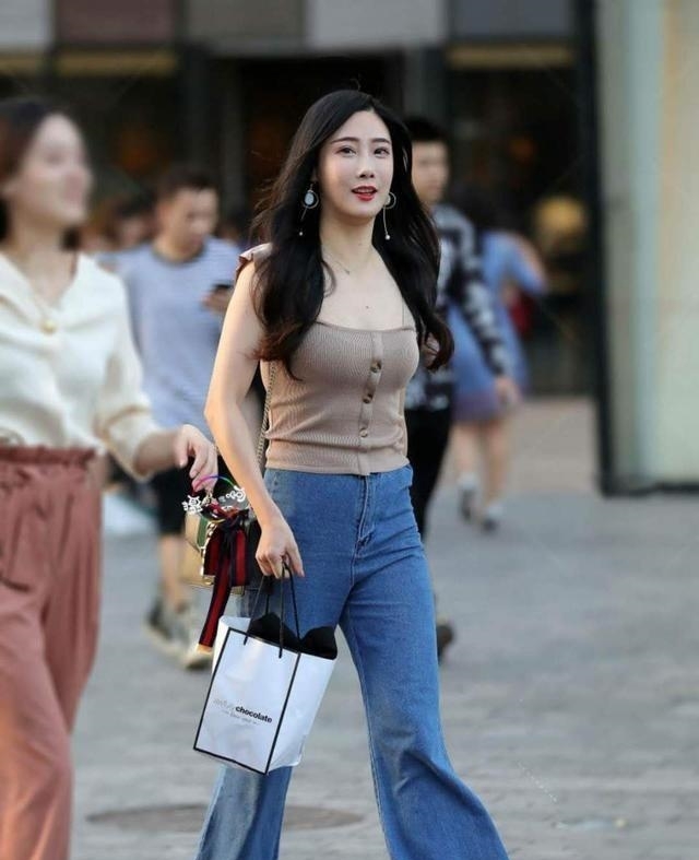 『美女』街拍:小姐姐蓝色休闲上衣搭配亮灰色打底裤,修饰美女甜美的身姿