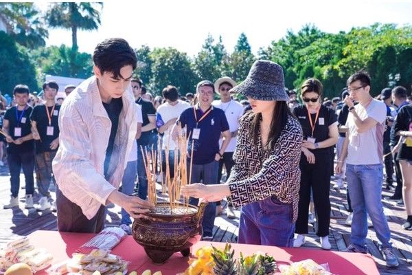 想和钟楚曦、苗苗一样独立浪漫?你需要一枚芳华双旦最爱的＂月亮