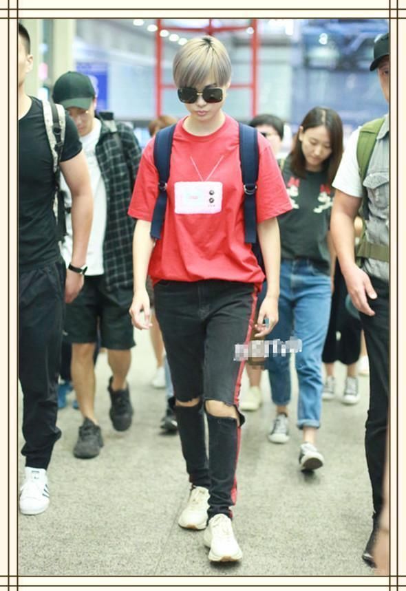 看了周笔畅的黑色牛仔裤，再看看李宇春，果然是没对比就没伤害啊