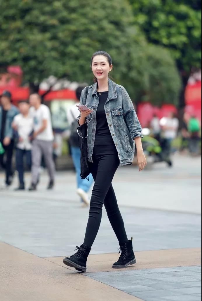 街拍：修长的身材，让美女显得如此的亭亭玉立，婀娜多姿！