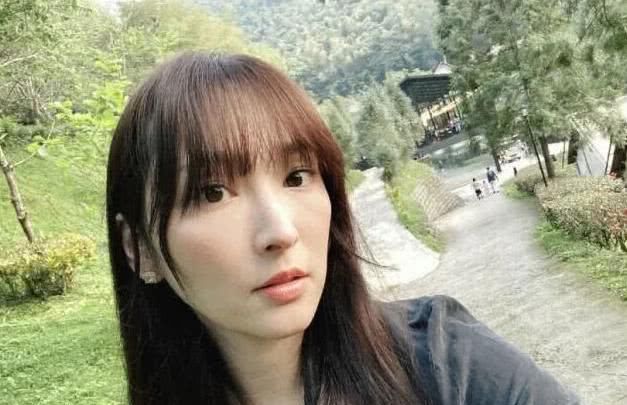  『登山』吴佩慈少见发文哀悼刘真，出坐月子登山秀出身材苗条，41岁嫩成20