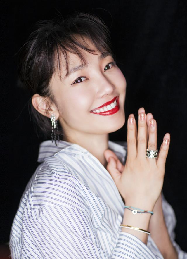 34岁白百何再次现身，白衬衫搭配牛仔裤亮相活动，大妈秒变少女