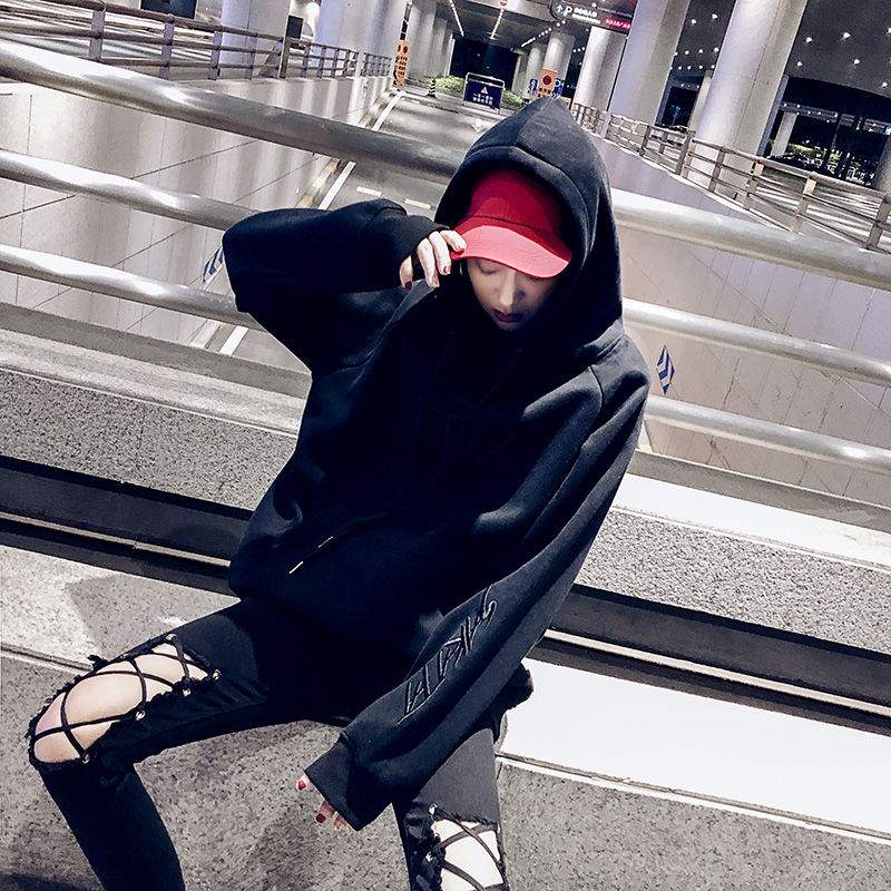 现在的女人穿衣真大胆，不穿贴身直接穿卫衣，性感迷人显腿长