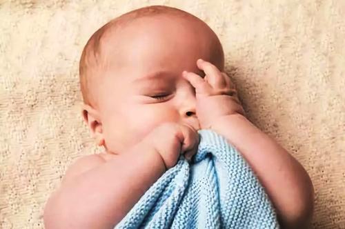 新生儿要多抱还是多躺?专家告诉你,初生宝宝应