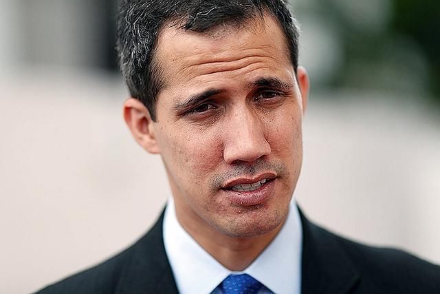 俄国恶作剧者戏弄瓜伊多,建议后者在他们的银