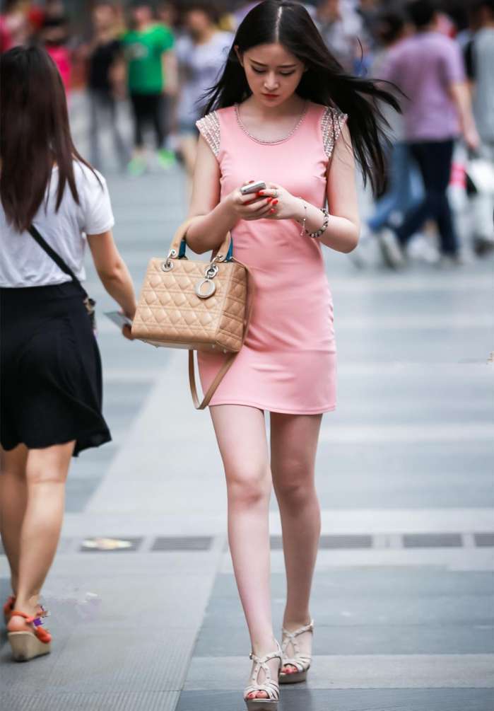 街拍:穿着显身材性感时尚的小姐姐,那个类型适合做女朋友呢!