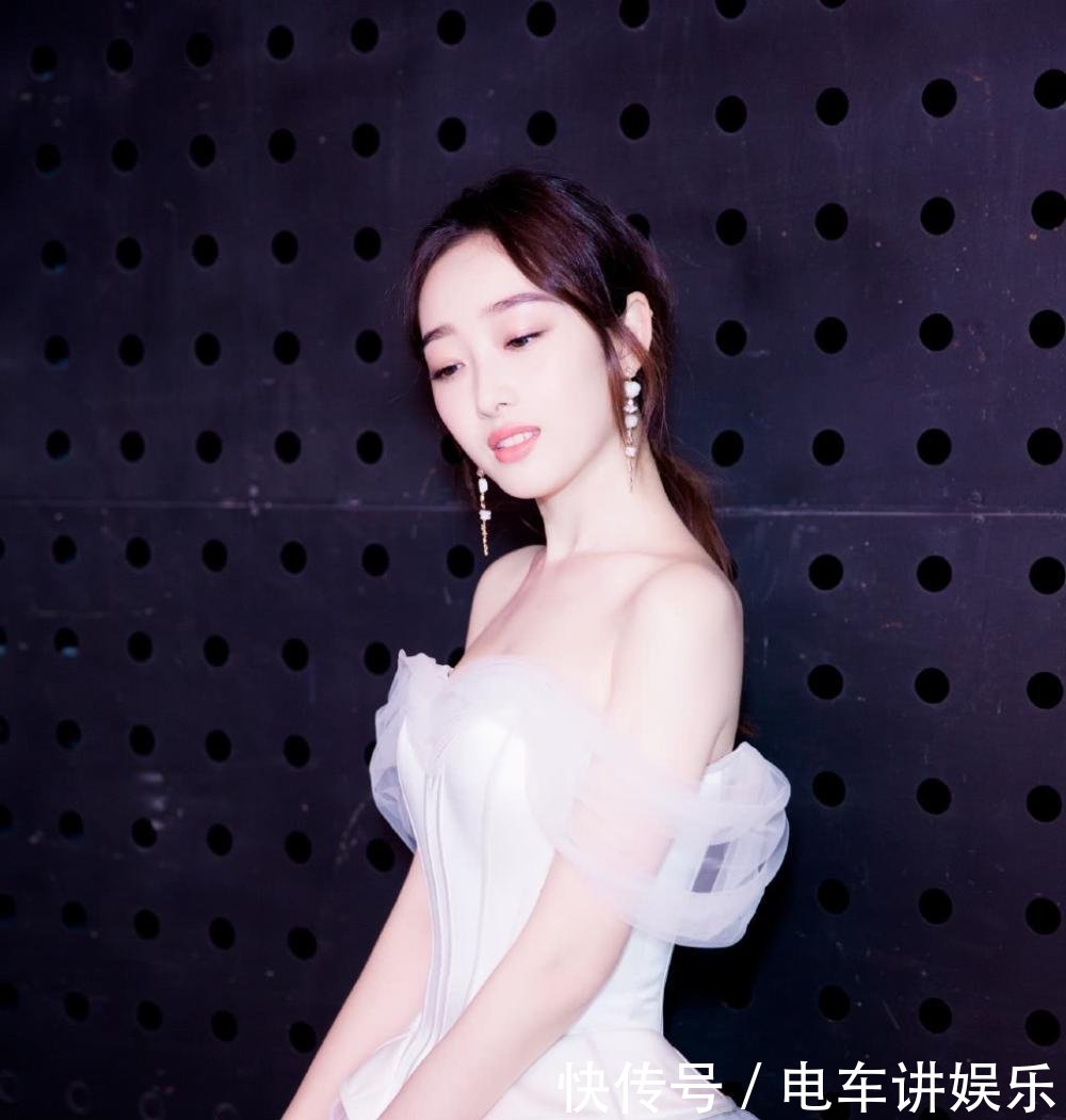 蒋梦婕穿上鱼尾裙我呆了, 这身材逼死多少人, 怎么就红不起来呢?