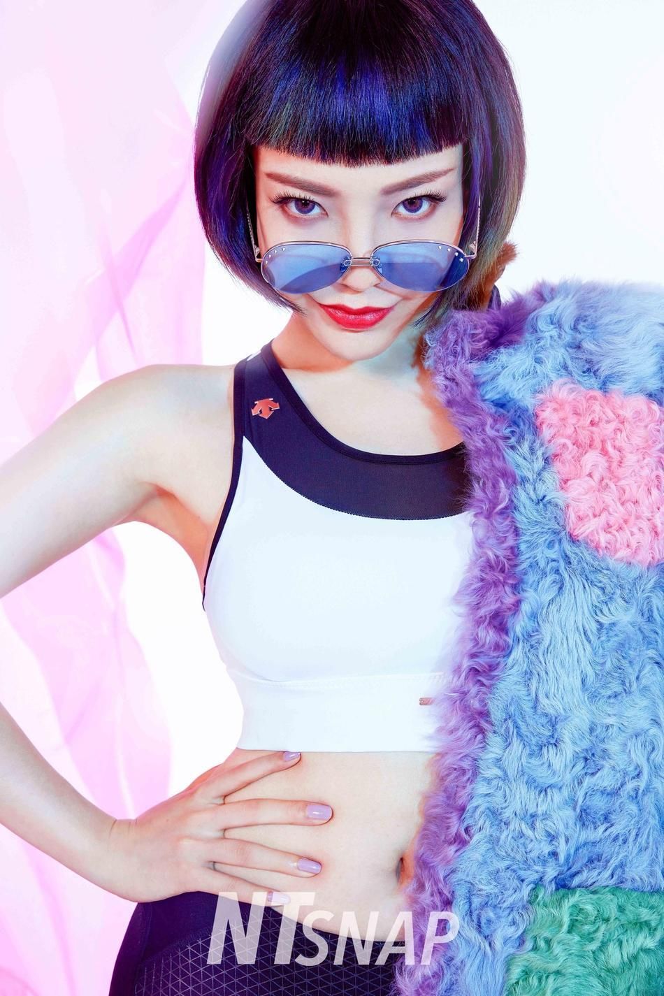 组图：吴莫愁紧身裤尽展美妙身姿 红唇撩人气场强大