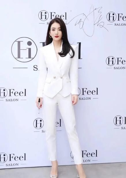 网络红人■天王嫂方媛不愧为是网络红人,穿灰黑色吊带背心配紧裤,顺手摆拍也高級