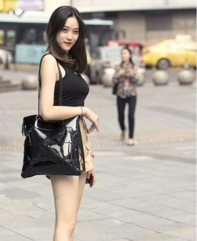  『靓丽』街拍:靓丽可爱的小姐姐,搭配红色运动套装,动感十足!