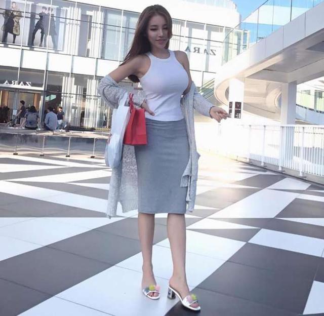 街拍美女：包臀裙小姐姐让你一切随心，性感OR优雅！