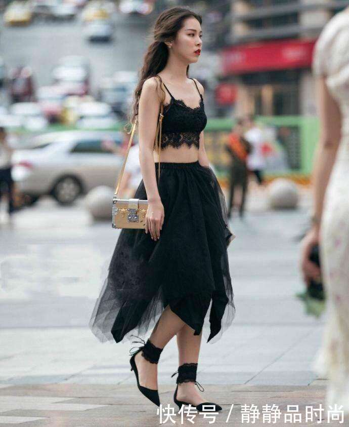 街拍: 薄纱裙出街的妹子, 上身穿的是什么?