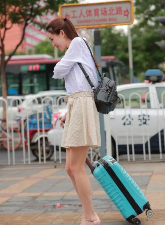 短裙搭配上高跟鞋，大长腿就呼之欲出，女神气质挡都挡不住！