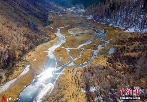 航拍四川大山深处虹桥沟 森林与草甸交相辉映