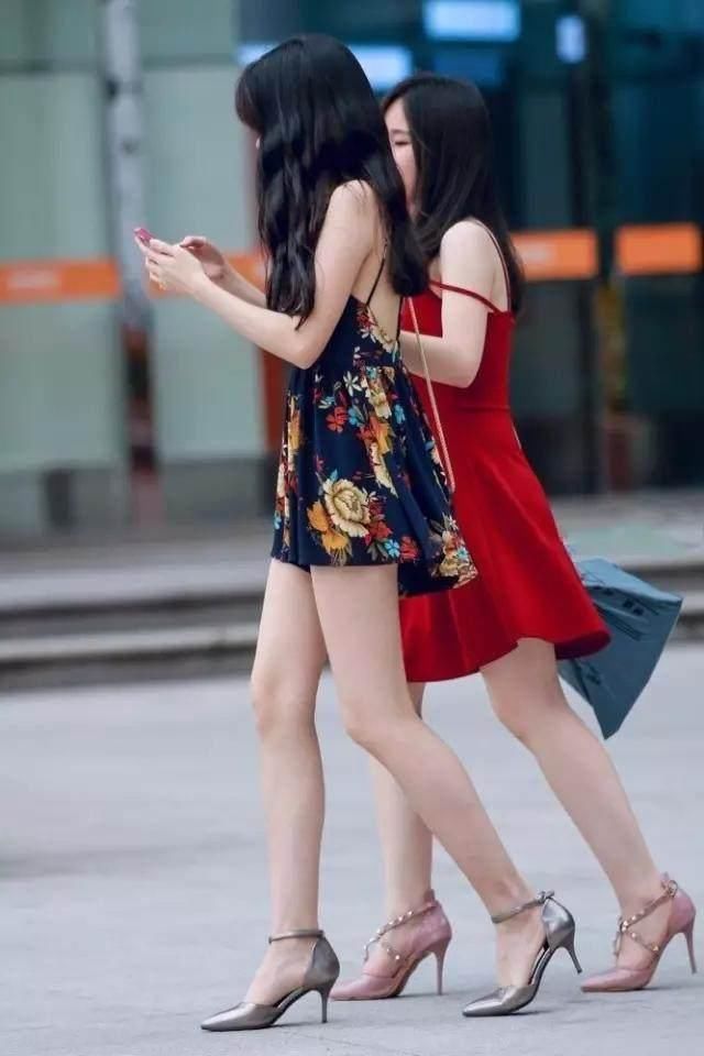 街拍: 夏天穿连衣裙的美女，都是对自己身材有信心的小姐姐!