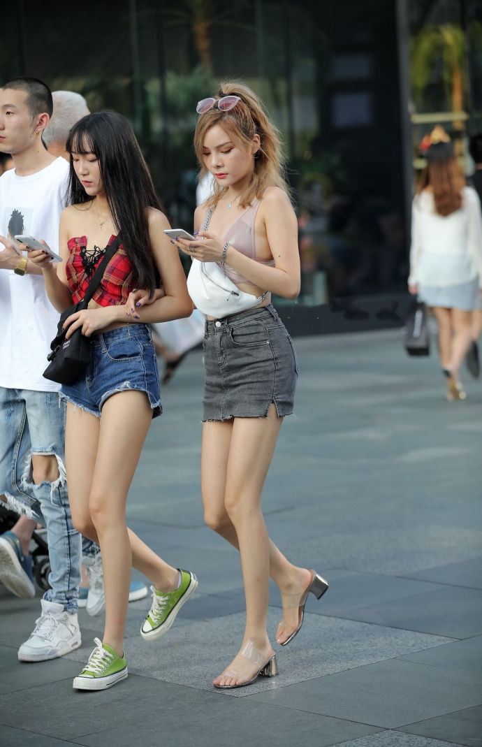 成都街拍:夏季各具特色的穿搭参考，彰显出不一样的时尚潮流!