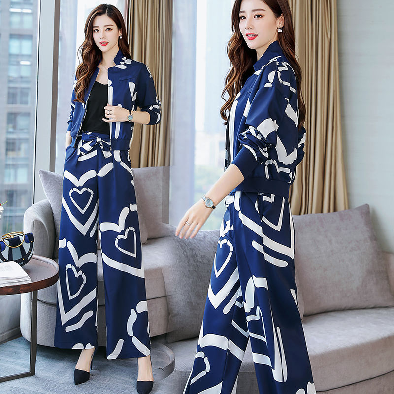 到了香港才知道风衣土掉渣了!今秋流行的是阔腿裤套装,高级减龄