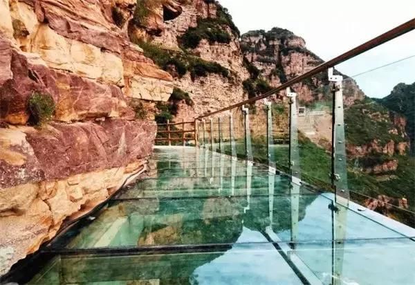 真碎了!邯郸东太行景区回应玻璃栈道出现“裂缝”