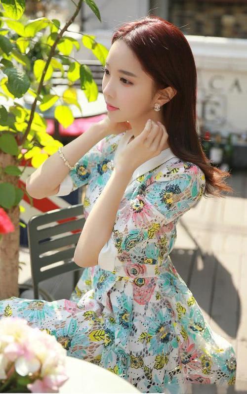 街拍：靓丽的连衣裙妹子，身材曼妙绽放迷人曲线，走到哪都好看！