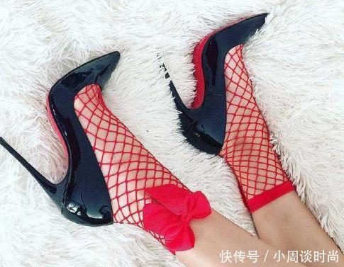 复古质感细高跟,搭配白嫩脚丫,注定一生回忆!!