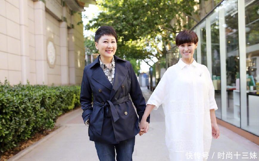 张凯丽不服老，粉西装大玩下衣失踪，哪个56岁奶奶敢这样？